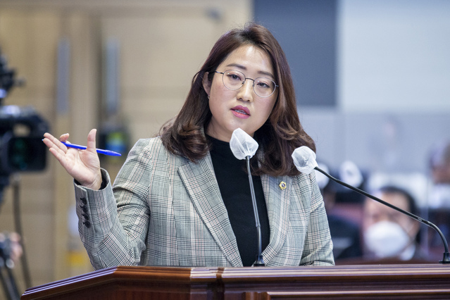 ▲ 박채아 경상북도의회 의원(국민의힘, 비례)은 23일 제327회 정례회 제2차 본회의 도정질문을 통해 양질의 청년 일자리 마련, 청년 주거 문제 해결을 위한 경북도 차원의 대책 마련을 촉구했다.ⓒ경북도의회