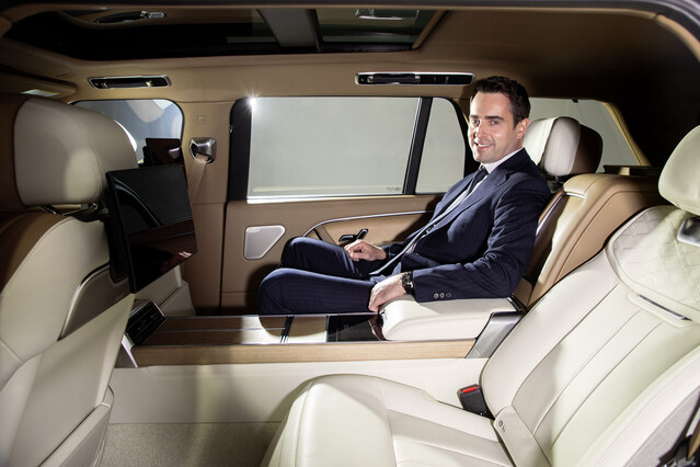 ▲ 로빈 콜건 대표가 올 뉴 레인지로버에 탑승한 모습. ⓒ재규어랜드로버코리아