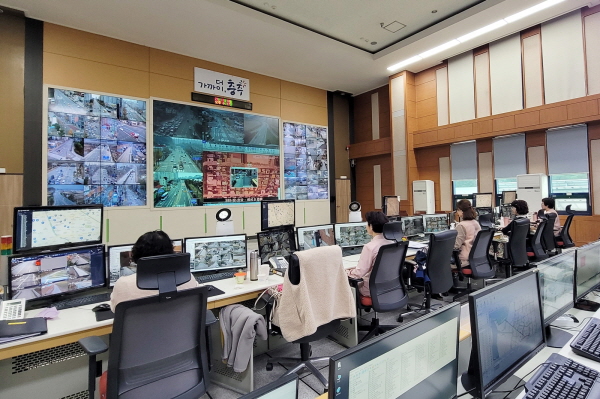 ▲ 충주시 CCTV통합관제센터 관제요원들이 연중무휴 24시간 관제를 하고 있다.ⓒ충주시