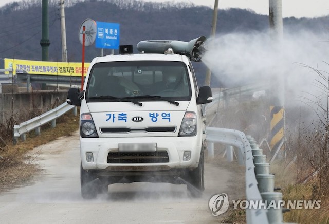 ▲ 23일 오전 경기도 이천시 호법면 후안리 복하천 일대에서 이천축산농협 방역차가 조류인플루엔자(AI) 방역을 하고 있다. 이천시는 복하천 야생조류 시료에서 고병원성 조류 인플루엔자가 확진됨에 따라 지역 농가에 대한 방역을 강화하고 있다. ⓒ연합뉴스