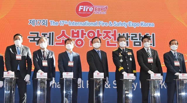 ▲ ‘The 안전한 미래를 여는 소방산업’이라는 슬로건 아래 소방시설에서부터 장비·용품까지 소방산업 분야를 총망라한 ‘2021 국제소방안전박람회’가 24일 엑스코에서 개막했다.ⓒ대구시