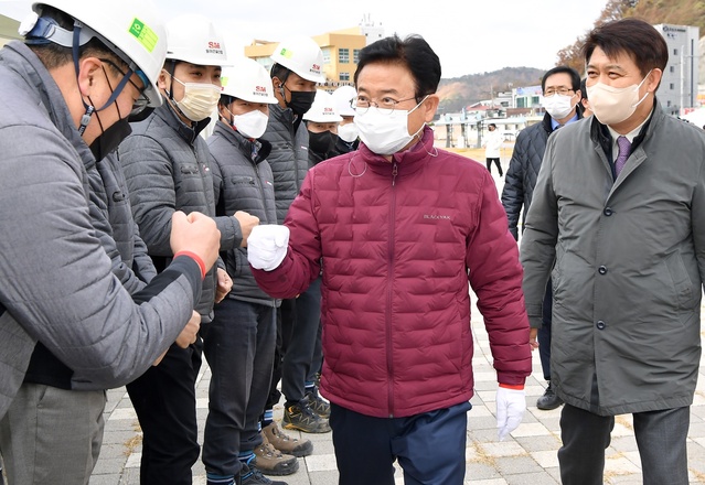 ▲ 이철우 경북도지사는 착공식 행사장을 찾아 관계자들과 인사를 나누고 있다.ⓒ경북도