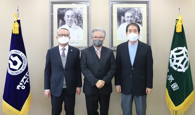 ▲ 차천수 청주대학교 총장(왼쪽)과 연광철 성악가(가운데), 표갑수 학교법인 청석학원 이사장(오른쪽)이 기념촬영을 하고 있다.ⓒ청주대