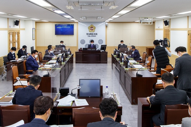 ▲ 경상북도의회 신공항이전지원특별위원회(위원장 홍정근)는 11월 23일에 제4차 공항특위 회의를 개최하여 통합신공항추진단으로부터 당면현안과 주요업무 추진상황에 대한 업무보고를 받았다.ⓒ경북도의회