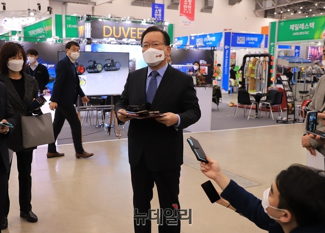 ▲ 김부겸 총리가 대구 엑스코에서 열린 소방안전박람회에 참석해 기자간담회를 가졌다.ⓒ뉴데일리