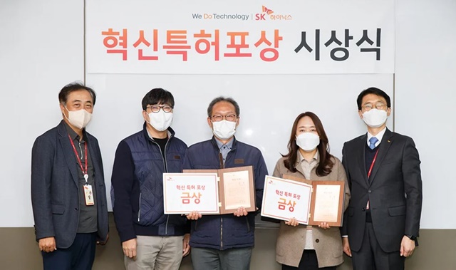 ▲ (왼쪽부터)SK하이닉스 특허담당 민경현 부사장, DRAM개발담당 차선용 부사장, DRAM개발 이강설 TL, 김용미 TL, 지속경영담당 김윤욱 부사장. ⓒSK하이닉스