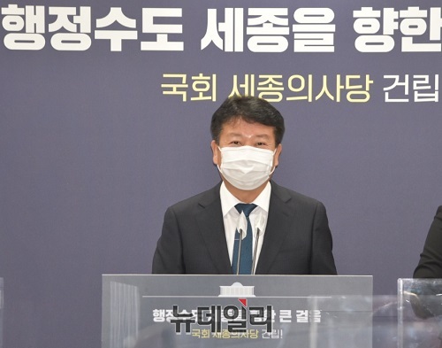 ▲ 배영선 세종시 도시성장본부장은 25일 정례브리핑을 통해 에너지자립마을 추진계획을 밝표하고 있다.ⓒ이길표 기자