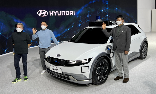 ▲ 연사들이 아이오닉5 자율주행차 앞에서 기념사진을 촬영하는 모습. ⓒ김재홍 기자