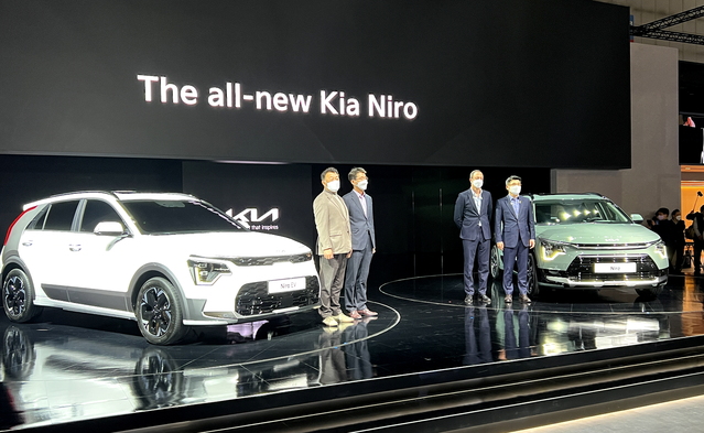 ▲ 송호성 기아 사장 등이 신형 니로 옆에서 포즈를 취했다. ⓒ김재홍 기자