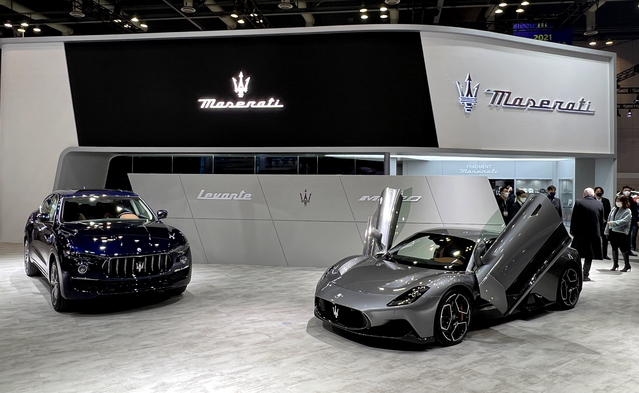 ▲ 마세라티 르반떼 GT HEV와 MC20 모습. ⓒ김재홍 기자