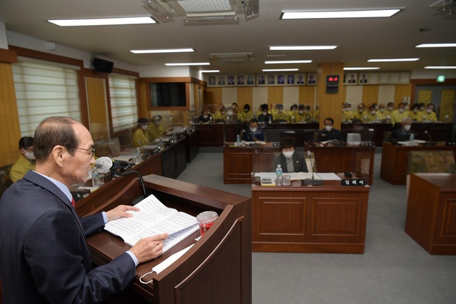 ▲ 이승율 청도군수는 25일 제278회 청도군의회 제2차 정례회에서 2022년도 청도군 예산(안)을 제출하고, 시정연설을 통해 내년도 군정 방향과 주요 시책을 밝혔다.ⓒ청도군