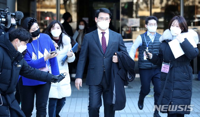 ▲ 수사기록 유출 혐의로 기소된 신광렬 부장판사가 지난 1월 29일 서울고법에서 열린 2심 선고공판에서 무죄를 선고받은 뒤 법원을 나서고 있다. ⓒ뉴시스