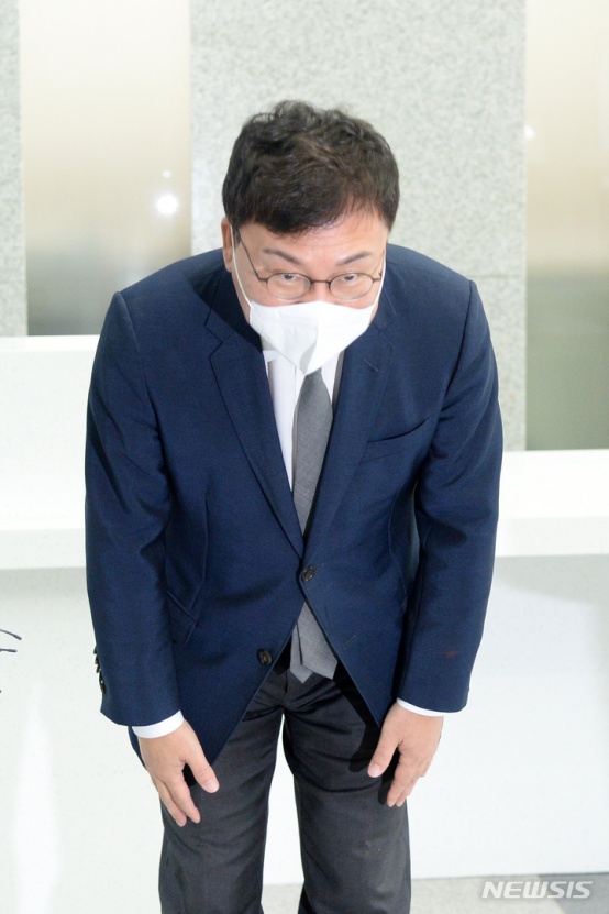 ▲ 무소속 이상직 의원이 지난 3일 전북 전주시 전주지방법원에서 열린 속행 공판에 출석하기 앞서 고개 숙여 인사를 하고 있다. ⓒ뉴시스