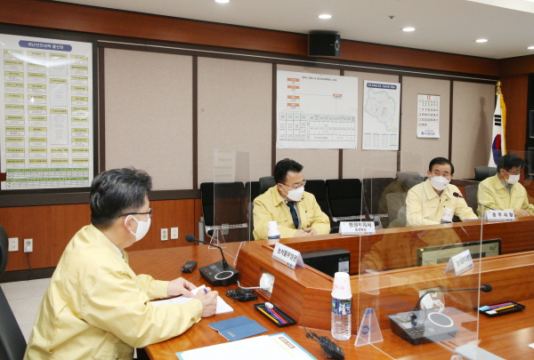 ▲ 김현수 농림축산식품부 장관이 14일 충주시청 상황실에서 방역 추진사항을 보고받고 있다. ⓒ충주시