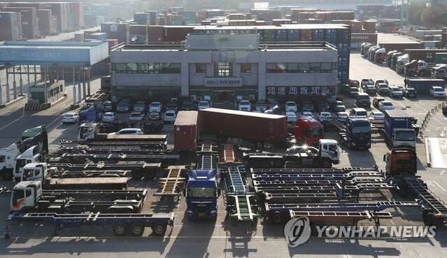 ▲ 25일 오후 경기도 의왕시 내륙컨테이너기지(ICD)에 정차된 화물트럭들.ⓒ연합뉴스
