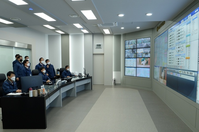 ▲ 대성에너지㈜(대표이사 윤홍식)는 대구 동구 동촌로에서 중구 명덕로 본사 1층으로 종합상황실을 이전 완료하고, 25일 윤홍식 대표이사, 안전관리 담당 임직원 및 책임자가 모두 참관한 가운데 시스템 운용 상황을 최종 점검했다.ⓒ대성에너지
