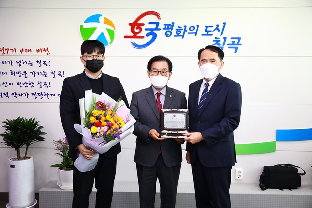 ▲ 천안함 최원일(오른쪽) 전(前) 함장과 전준영(왼쪽) 전우회장은 25일 칠곡군을 방문해 감사패 전달식을 개최하고 천안함 장병의 희생을 재조명한 백선기 군수에게 감사 인사를 전했다.ⓒ칠곡군