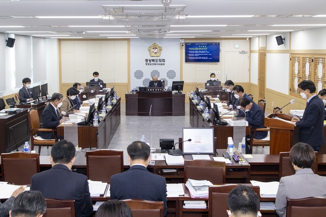 ▲ 경북도의회 행정보건복지위원회(위원장 김하수)는 11월 25일 10시 30분부터 행복위 회의실에서 감사관, 자치행정국, 아이여성행복국에 대한 2022년도 일반 및 특별회계 세입·세출예산안 및 기금운용계획안과 경북 아동자립통합지원센터 운영 민간위탁 동의안에 대해 심사했다.ⓒ경북도의회