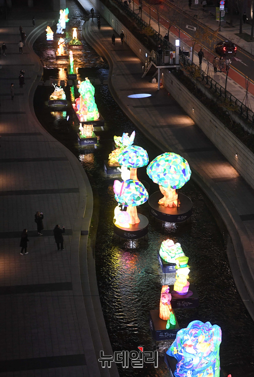 ▲ '2021 서울빛초롱축제' 개막을 앞둔 25일 오후 서울 중구 청계천 모전교에서 서울시와 서울관광재단이 축제를 소개하고 있다. 축제는 11월 26일부터 12월 5일까지 열흘간 열린다. ⓒ서울관광재단