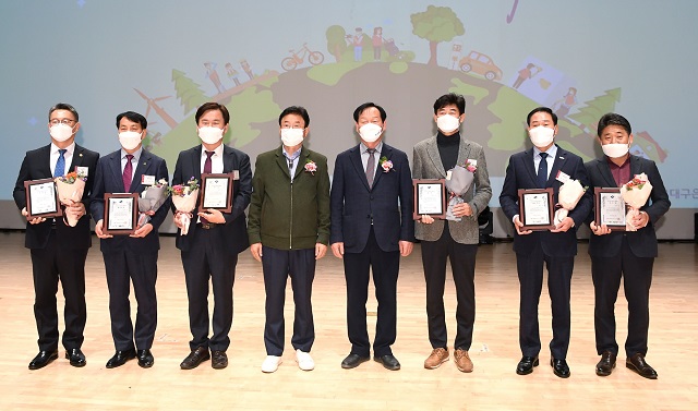 ▲ 경주시가 지난 24일 경상북도청 동락관에서 개최된 ‘2021 경상북도 자원봉사대회’에서 자원봉사 우수시·군 대상을 수상하고 기념촬영을 하고 있다.ⓒ경주시