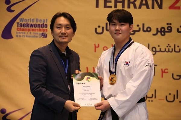 ▲ 대전장애인태권도협회 소속 하관용 선수가 이란에서 열린 제1회 세계청각장애인 태권도선수권대회 G14에서 금메달과 함께 최우수상을 받았다.ⓒ대전장애인태권도협회