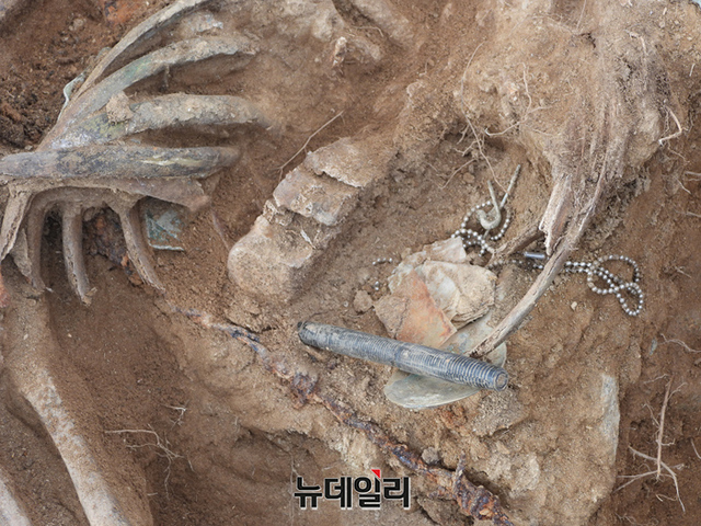 ▲ 국군 추정유해 발견 당시 모습