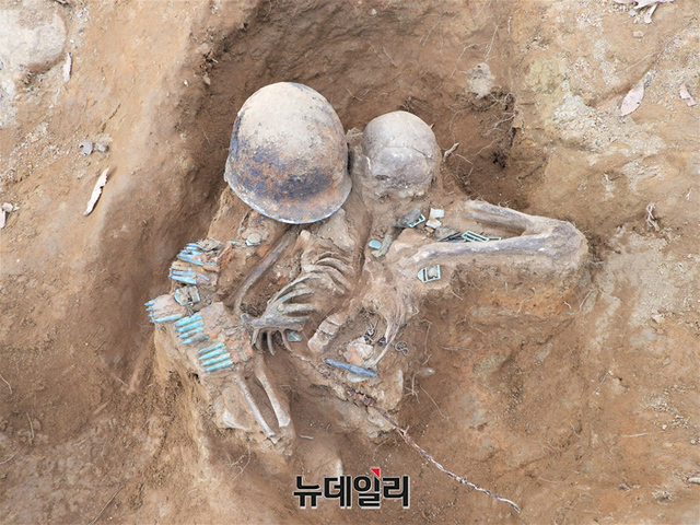 ▲ 개인호에서 발굴된 국군 추정유해