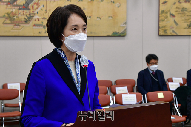 ▲ 유은혜 사회부총리 겸 교육부 장관이 지난 25일 국회에서 열린 교육위원회 전체회의에서 인사말을 하고 있다.ⓒ이종현 기자(사진=공동취재단)