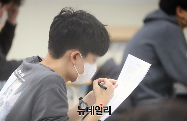 ▲ 2022학년도 대학수학능력시험일인 지난 18일 오전 서울 용산구 용산고등학교에서 수험생들이 1교시 국어영역 시험을 준비하고 있다.ⓒ강민석 기자(사진=공동취재단)