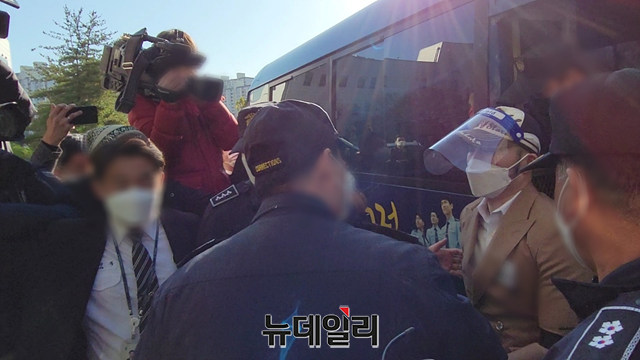 ▲ 국제마피아파 출신 박철민씨의 공판이 진행된 26일 오전 경기도 성남시 수정구 수원지방법원 성남지원 앞에서 박씨가 재판장으로 이동 중이다. 오른쪽 황색 재킷 차림이 박씨다. ⓒ박지수 기자