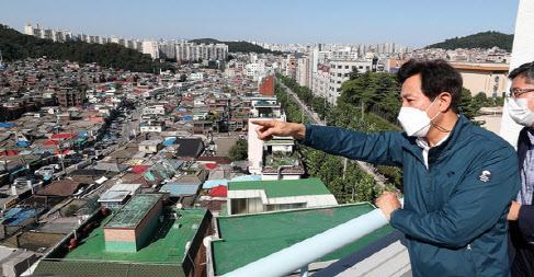 ▲ 오세훈 서울시장이 서울 관악구 신림1구역 '신속통합기획 재개발' 현장을 둘러보고 있다.ⓒ연합뉴스