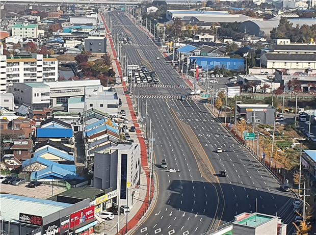 ▲ 경상북도는 26일 지방도 919호선인 경산 압량읍 부적리에서 금구리 구간 1.7km 8차로 확장공사가 완료돼 교통 환경이 획기적으로 개선됐다.ⓒ경북도