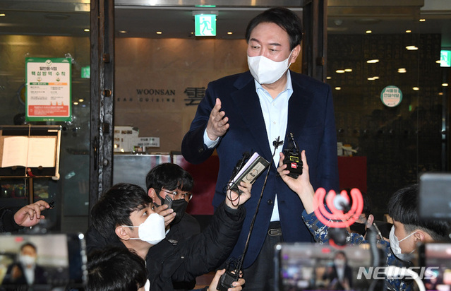 ▲ 윤석열 국민의힘 대통령 후보의 중앙선거대책위원회가 핵심 인선을 공개하며 출범을 서두르고 있다. 당내에서는 김종인 전 국민의힘 비상대책위원장 영입을 둘러싼 잡음부터 선대위 공보단장의 실언에 따른 구설수 등 관련 비판이 일었다. 윤석열 후보 자료사진. ⓒ뉴데일리 DB