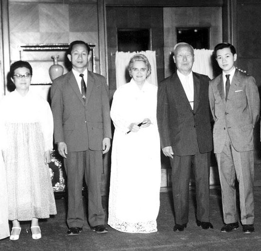 ▲ 이승만 대통령 부부가 한동일 '신동 피아니스트'를 경무대로 초청하여 장학금을 주고 기념촬영.오른쪽부터 한동일, 이승만 대통령 부부.(자료사진)