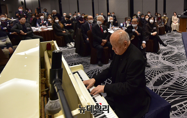 ▲ 한동일 피아니스트가 트러스트포럼에 참석, 찬송가를 연주하고 있다.ⓒ뉴데일리