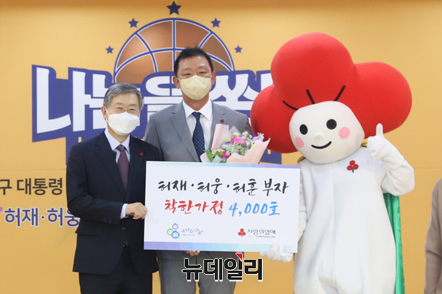 ▲ 조흥식 사랑의열매 회장과 전 농구감독이자 방송인 허재가 26일 서울 중구 사랑의열매 회관에서 열린 홍보대사 위촉식과 착한가정 가입식에서 기념촬영을 하고 있다. 사랑의열매는 허 전 농구감독을 홍보대사로 위촉했다. ⓒ사랑의열매