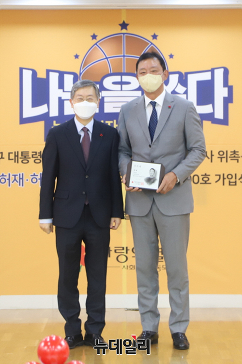 ▲ 조흥식 사랑의열매 회장과 전 농구감독이자 방송인 허재가 26일 서울 중구 사랑의열매 회관에서 열린 홍보대사 위촉식과 착한가정 가입식에서 기념촬영을 하고 있다. 사랑의열매는 허 전 농구감독을 홍보대사로 위촉했다. ⓒ사랑의열매