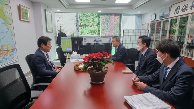 ▲ 채홍호 대구시 행정부시장(왼쪽 두번째)은 26일 오전 국회에서 강대식 의원(왼쪽)을 만나 내년 국비확보의 적극적 협조를 요청했다.ⓒ대구시