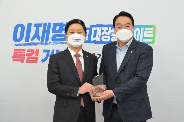 ▲ 국민의힘 정희용 의원(오른쪽)은 26일 국민의힘 ‘2021 국정감사 우수의원’으로 선정돼 김기현 원내대표로부터 상패를 수상했다.ⓒ정 의원 측