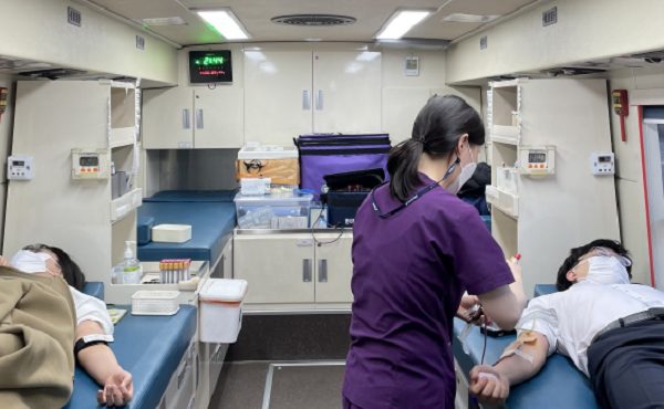 ▲ 대전도시공사 직원 22명이 지난 26일 오월드 주차장에서 부족한 헌혈 공급을 위해 헌혈을 하고 있다.ⓒ대전도시공사