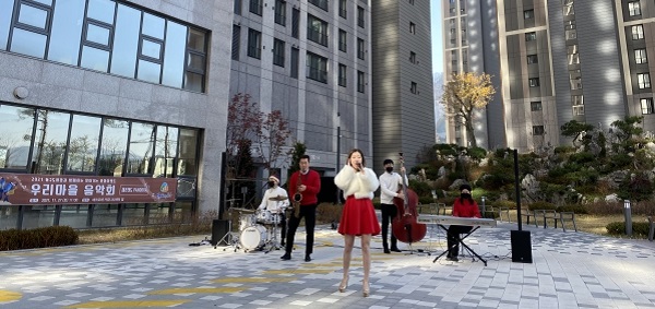 ▲ 연주단체 판도라팀이 지난 27일 오전 11시 용운동 에코포레에서 채즈공연을 하고 있다.ⓒ대전 동구