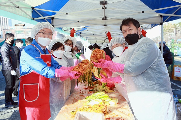 ▲ 장종태 서구청장이 지난 26일 지체장애인협회 서구지회에서 개최한 ‘행복한 겨울나기 김장김치 나눔행사’에 참석해 자원봉사자들과 함께 김치를 담갔다. ⓒ대전 서구