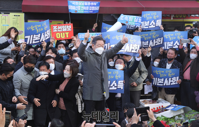 ▲ 이재명 더불어민주당 대선 후보가 28일 오후 광주 광산구 송정시장을 방문해 시민들과 인사를 나누고 있다. ⓒ강민석 기자