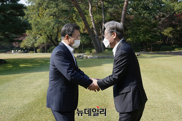 ▲ 문재인 대통령이 지난 10월 26일 청와대 상춘재 앞에서 더불어민주당 이재명 대통령 후보와 차담을 위해 만나 인사하고 있다. ⓒ뉴데일리DB