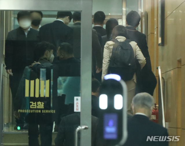 ▲ 고위공직자범죄수사처(공수처) 수사관들이 29일 오전 이성윤 서울고검장 공소장 유출사건 관련 압수수색을 위해 서울 서초구 대검찰청으로  들어가고 있다. ⓒ뉴시스