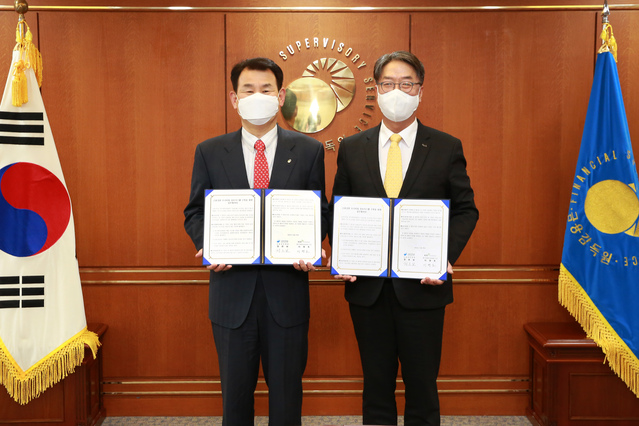 ▲ MOU 체결식에 참석하고 있는 정은보 금융감독원장(왼쪽) 과 이명호 한국예탁결제원 사장(오른쪽 ⓒ금융감독원
