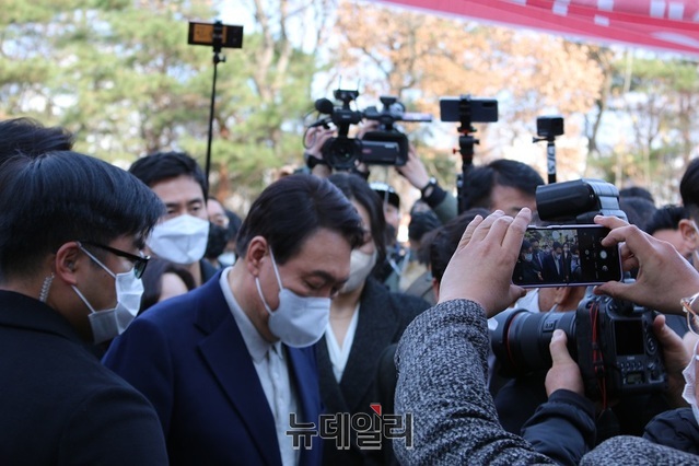 ▲ 윤석열 국민의힘 대선 후보가 29일 지지자와 함께 세종시 어진동 밀마루 전망대로 들어서고 있다.ⓒ이길표 기자