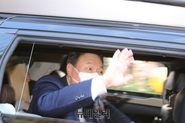 ▲ 윤석열 국민의힘 대선 후보가 29일 세종시 어진동 밀마루전망대를 방문한 뒤 차량에 탑승해 지지자들에게 손을 흔들고 있다.ⓒ이길표 기자