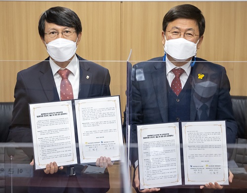 ▲ 최교진 세종교육감(오른쪽)이 29일 청사 상황실에서 이범구 NH농협은행 세종영업본부장과 특수교육학생 방과후지원 전자카트 도입 위한 업무협약을 체결하고 기념촬영을 하고 있다.ⓒ세종교육청