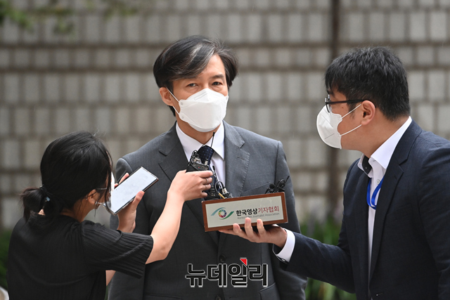 ▲ 자녀 입시비리 등 혐의를 받는 조국 전 법무부 장관이 지난 8월 27일 오전 서울 서초구 서울중앙지법에서 열린 재판에 출석하고 있다. ⓒ강민석 기자